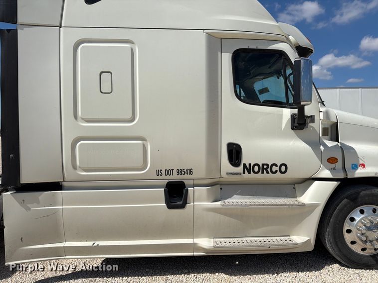 image for item YA1227 2016 Freightliner Cascadia semi truck