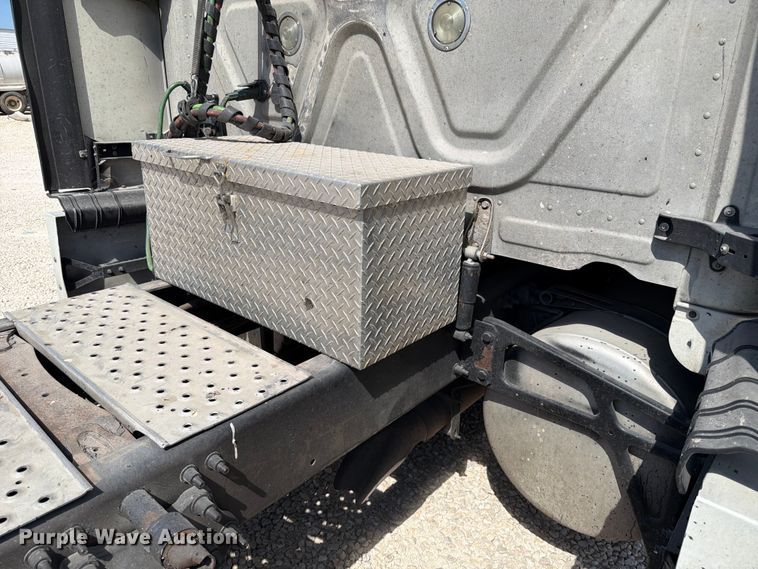 image for item YA1227 2016 Freightliner Cascadia semi truck