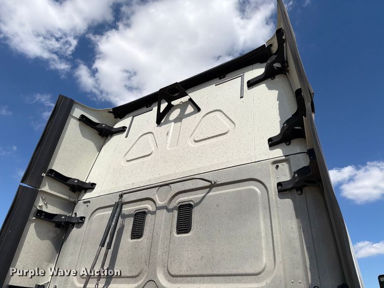 image for item YA1227 2016 Freightliner Cascadia semi truck