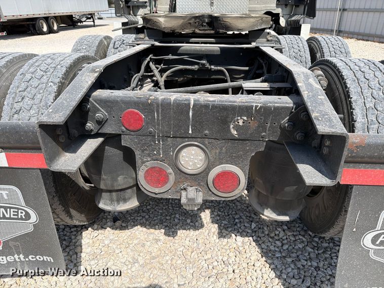 image for item YA1227 2016 Freightliner Cascadia semi truck