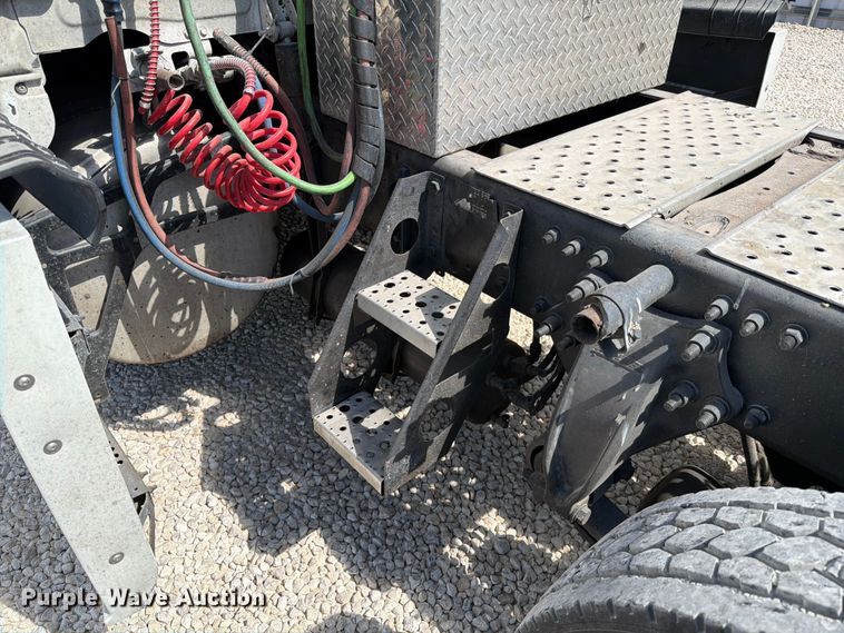 image for item YA1227 2016 Freightliner Cascadia semi truck