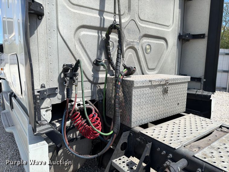 image for item YA1227 2016 Freightliner Cascadia semi truck