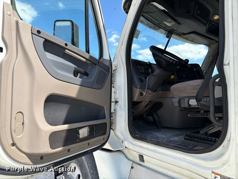 image for item YA1227 2016 Freightliner Cascadia semi truck