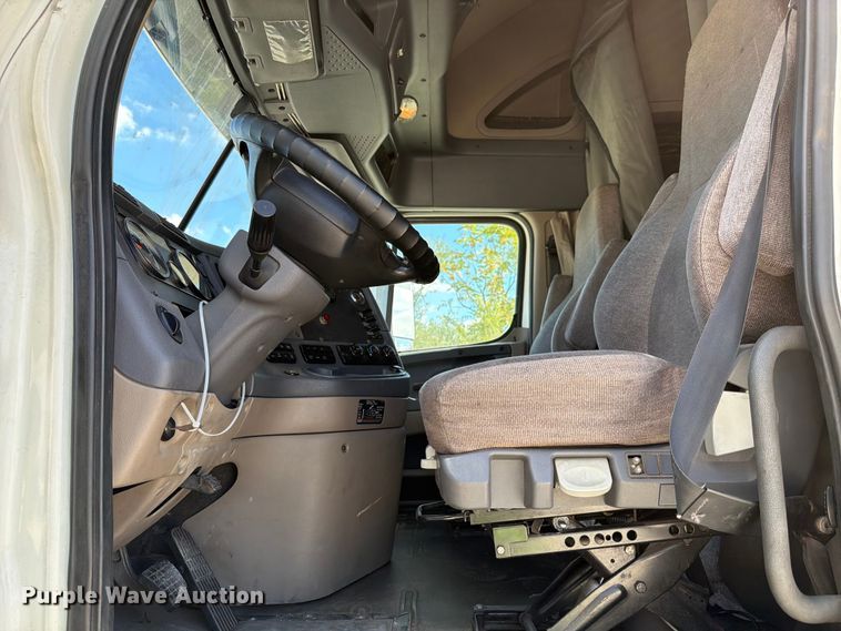 image for item YA1227 2016 Freightliner Cascadia semi truck