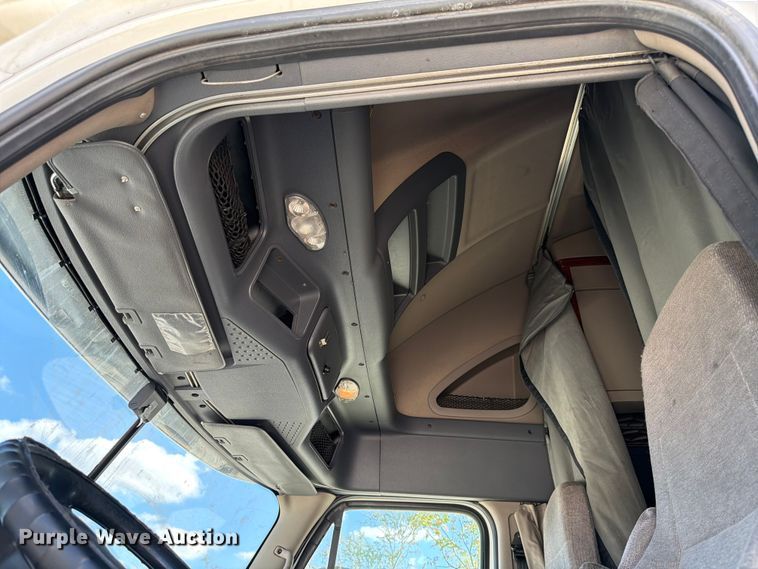 image for item YA1227 2016 Freightliner Cascadia semi truck