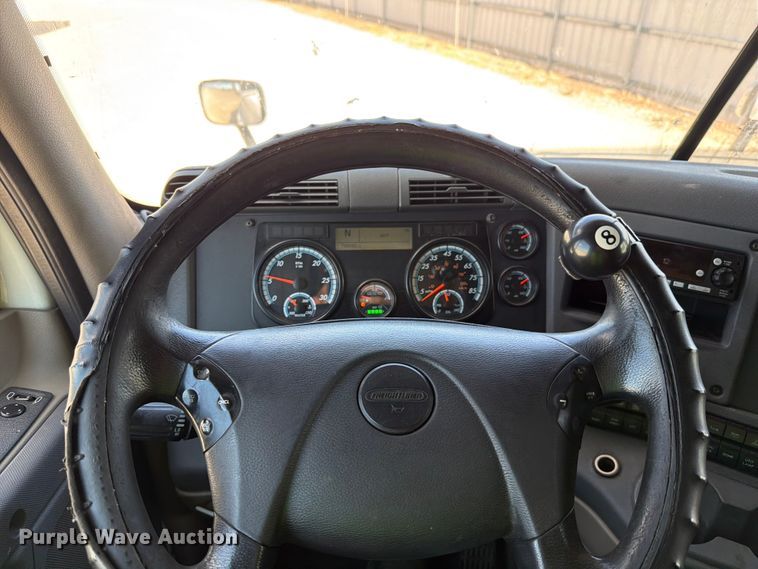 image for item YA1227 2016 Freightliner Cascadia semi truck