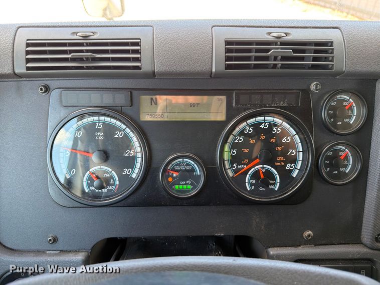 image for item YA1227 2016 Freightliner Cascadia semi truck