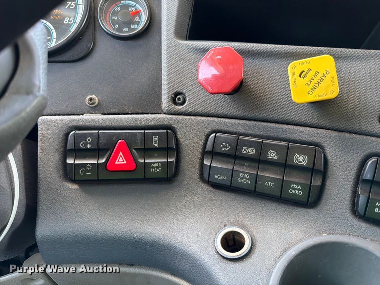 image for item YA1227 2016 Freightliner Cascadia semi truck