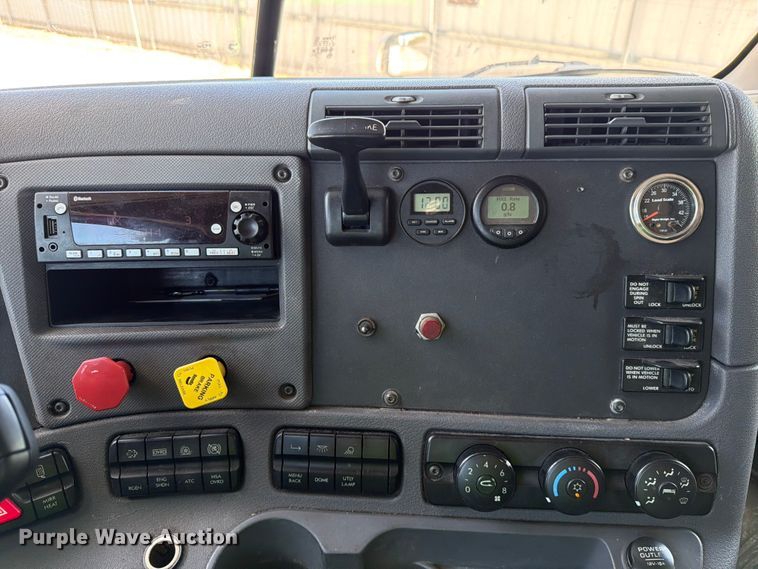 image for item YA1227 2016 Freightliner Cascadia semi truck