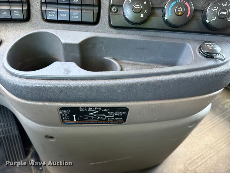 image for item YA1227 2016 Freightliner Cascadia semi truck