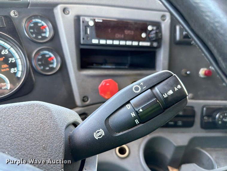 image for item YA1227 2016 Freightliner Cascadia semi truck