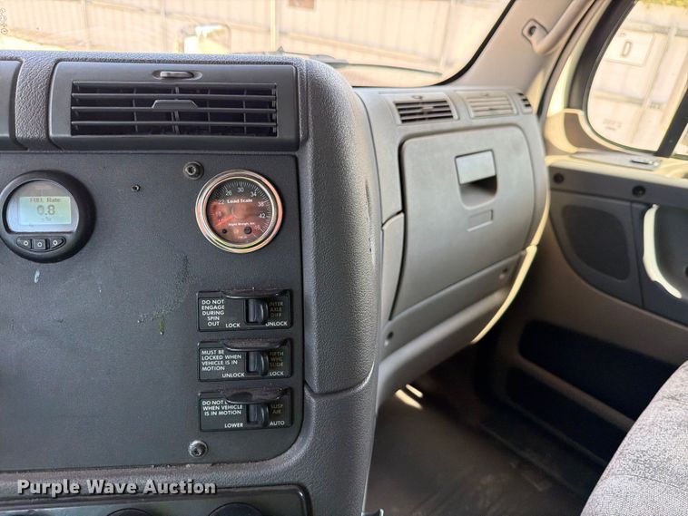 image for item YA1227 2016 Freightliner Cascadia semi truck