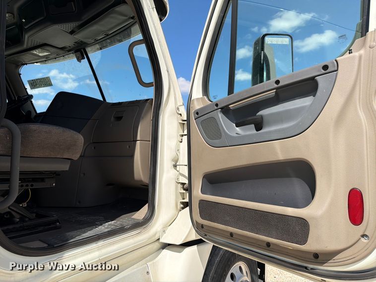 image for item YA1227 2016 Freightliner Cascadia semi truck