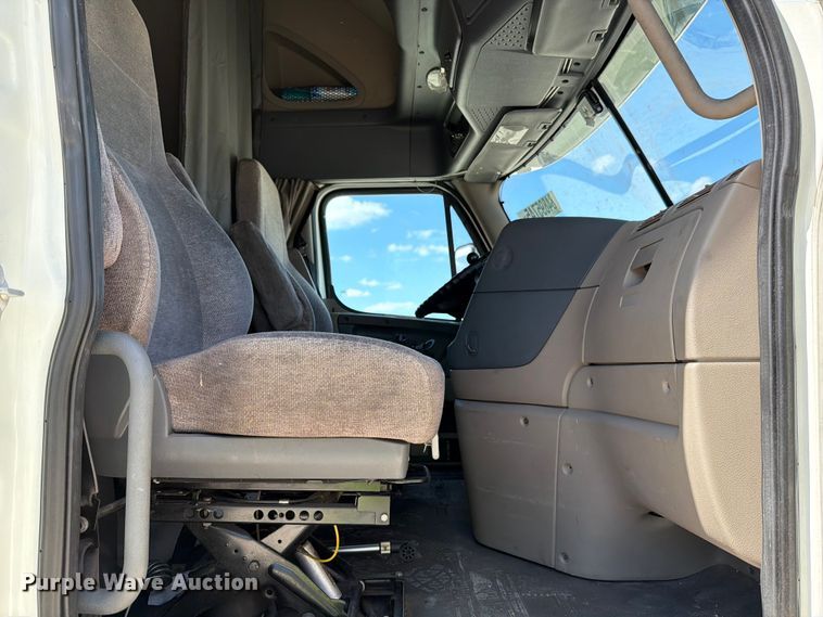 image for item YA1227 2016 Freightliner Cascadia semi truck