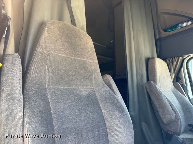 image for item YA1227 2016 Freightliner Cascadia semi truck