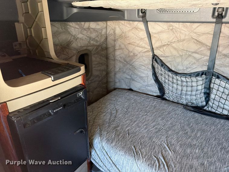 image for item YA1227 2016 Freightliner Cascadia semi truck