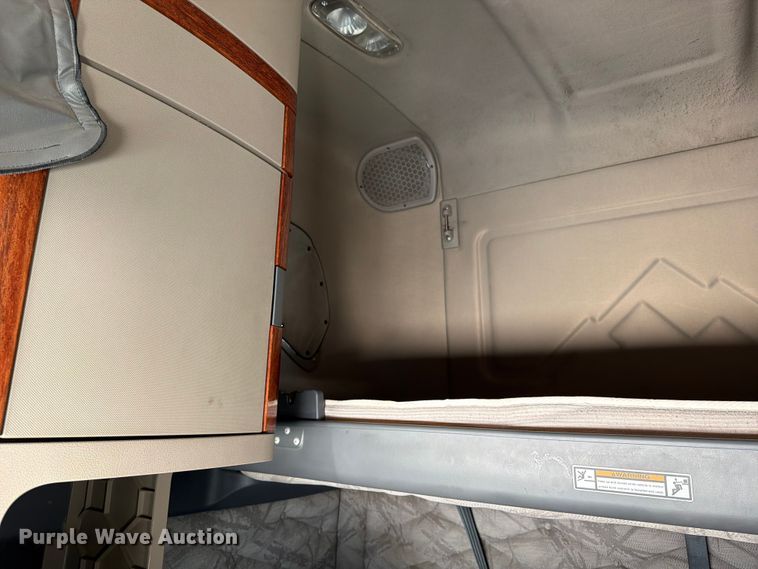 image for item YA1227 2016 Freightliner Cascadia semi truck