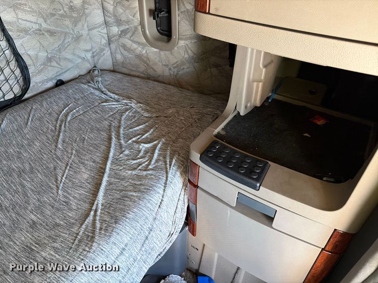 image for item YA1227 2016 Freightliner Cascadia semi truck