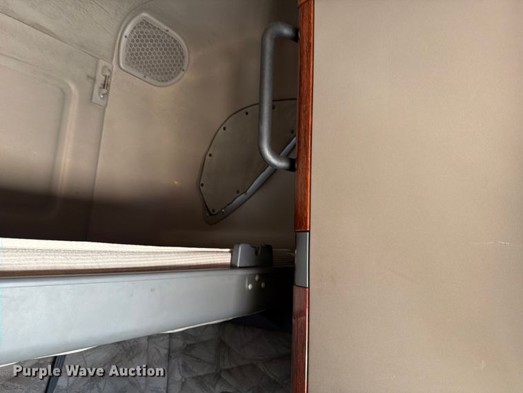 image for item YA1227 2016 Freightliner Cascadia semi truck