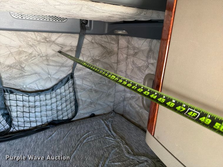 image for item YA1227 2016 Freightliner Cascadia semi truck