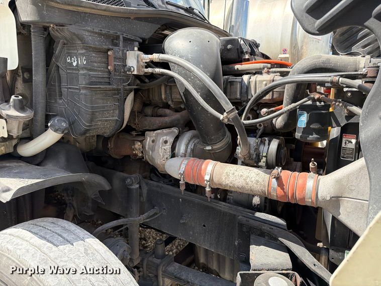 image for item YA1227 2016 Freightliner Cascadia semi truck