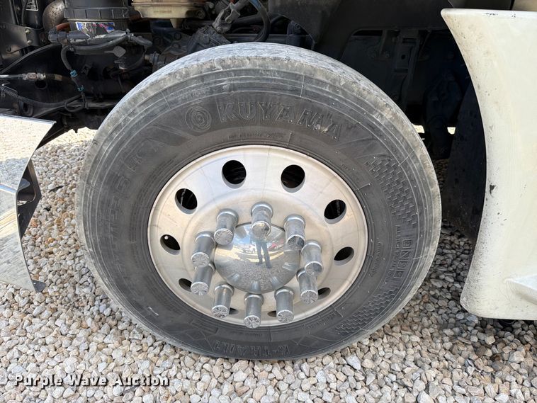 image for item YA1227 2016 Freightliner Cascadia semi truck