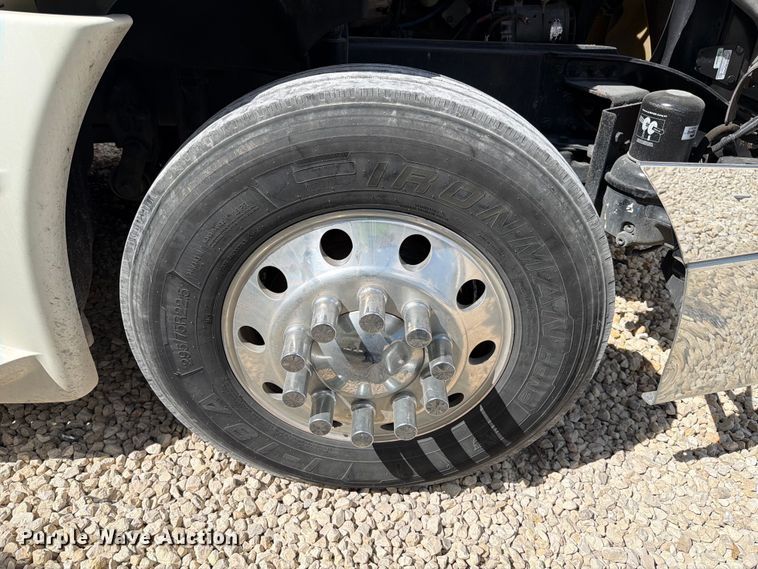 image for item YA1227 2016 Freightliner Cascadia semi truck