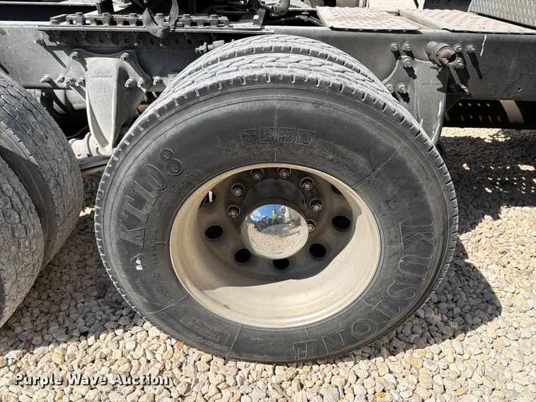 image for item YA1227 2016 Freightliner Cascadia semi truck