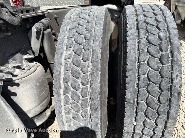 image for item YA1227 2016 Freightliner Cascadia semi truck