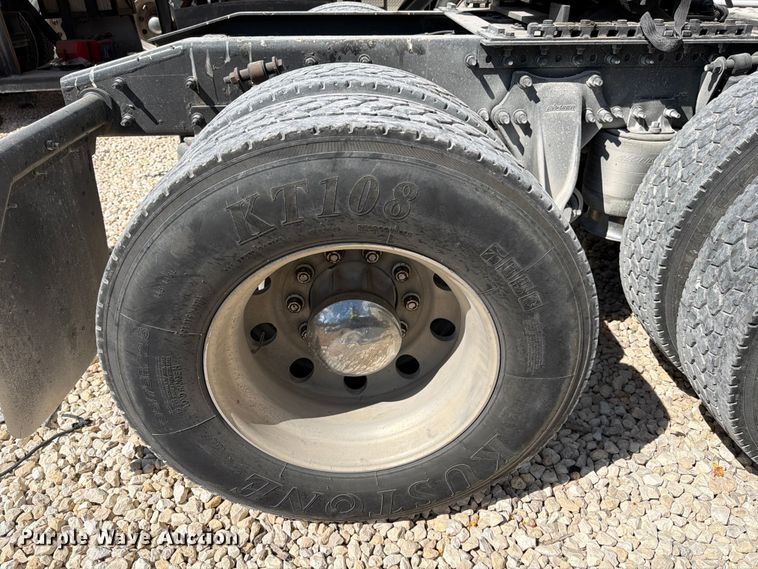 image for item YA1227 2016 Freightliner Cascadia semi truck