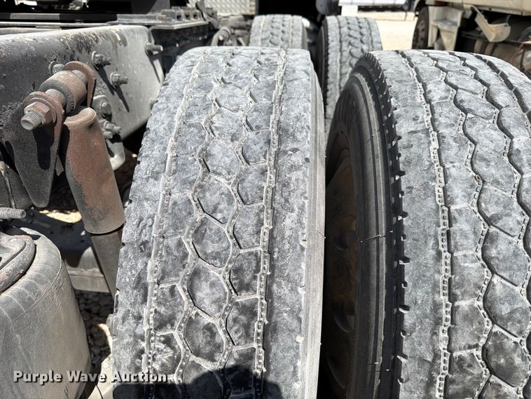 image for item YA1227 2016 Freightliner Cascadia semi truck