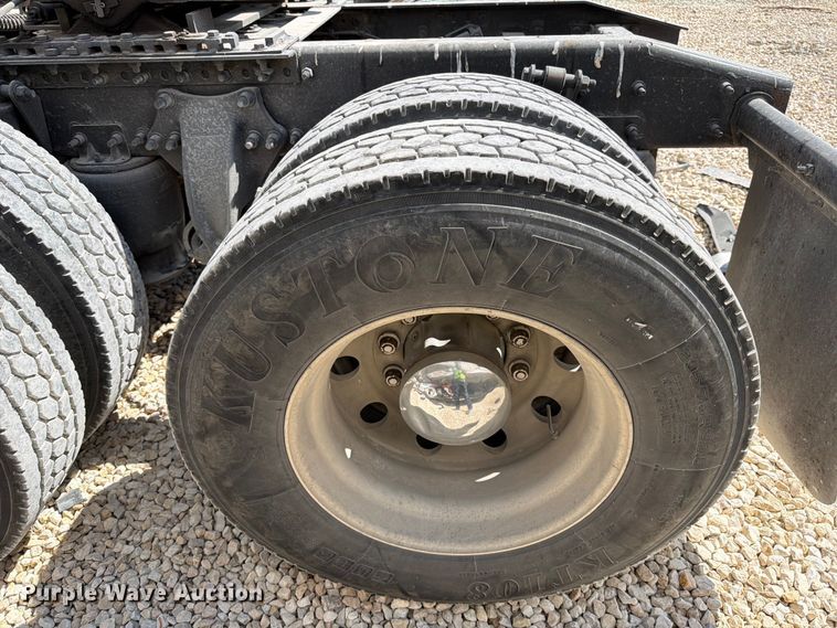 image for item YA1227 2016 Freightliner Cascadia semi truck