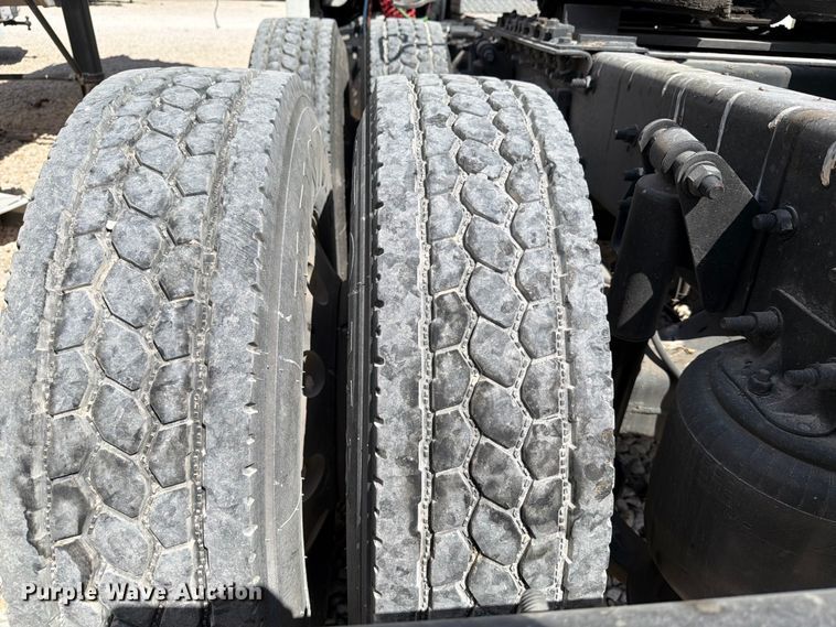 image for item YA1227 2016 Freightliner Cascadia semi truck