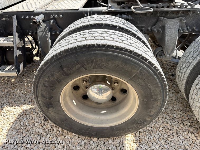 image for item YA1227 2016 Freightliner Cascadia semi truck