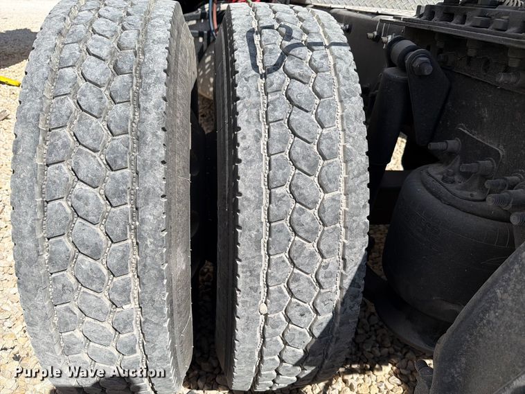 image for item YA1227 2016 Freightliner Cascadia semi truck