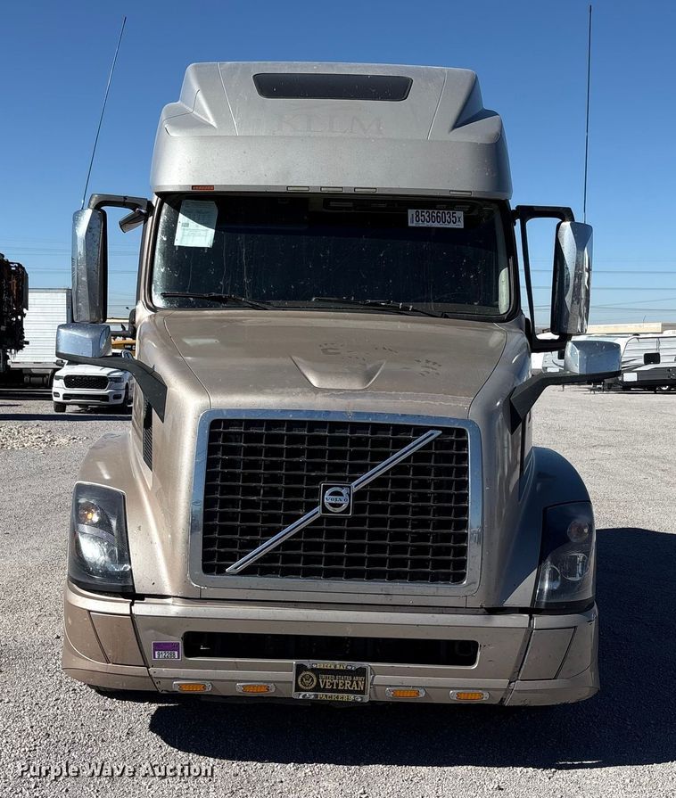image for item YA1241 2016 Volvo VNL semi truck