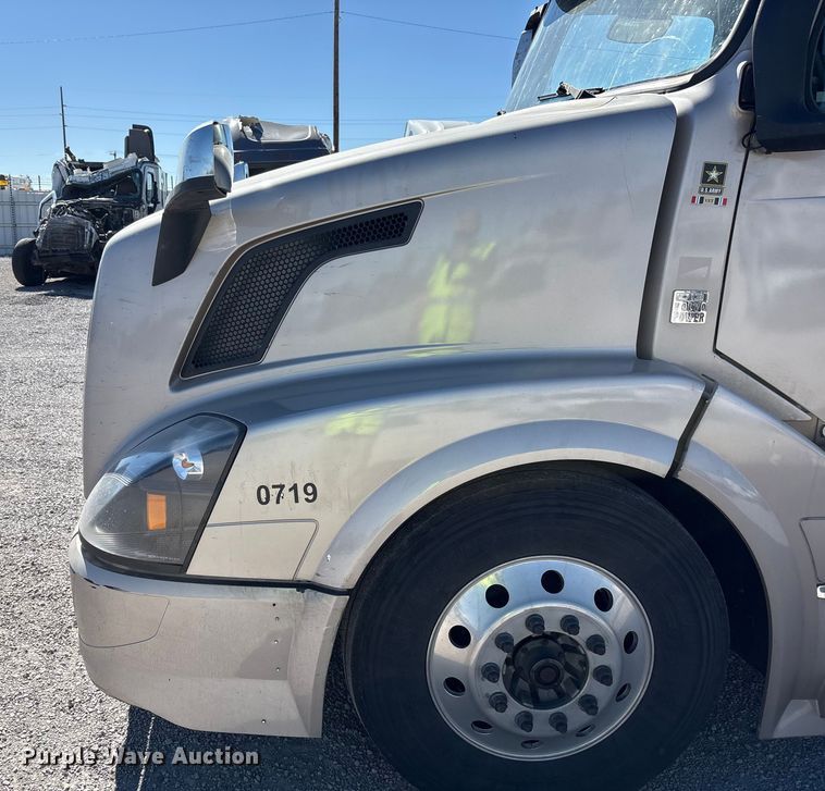 image for item YA1241 2016 Volvo VNL semi truck