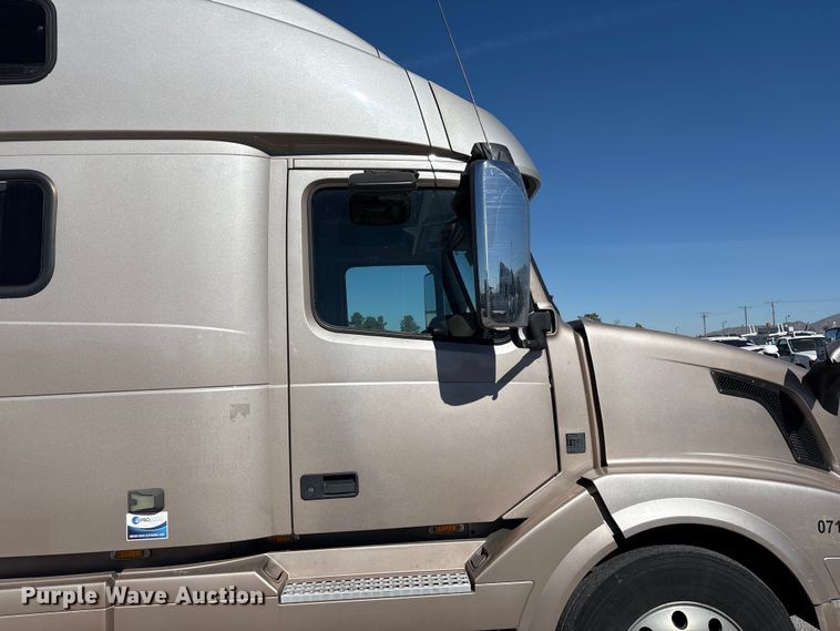 image for item YA1241 2016 Volvo VNL semi truck