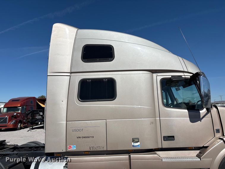 image for item YA1241 2016 Volvo VNL semi truck