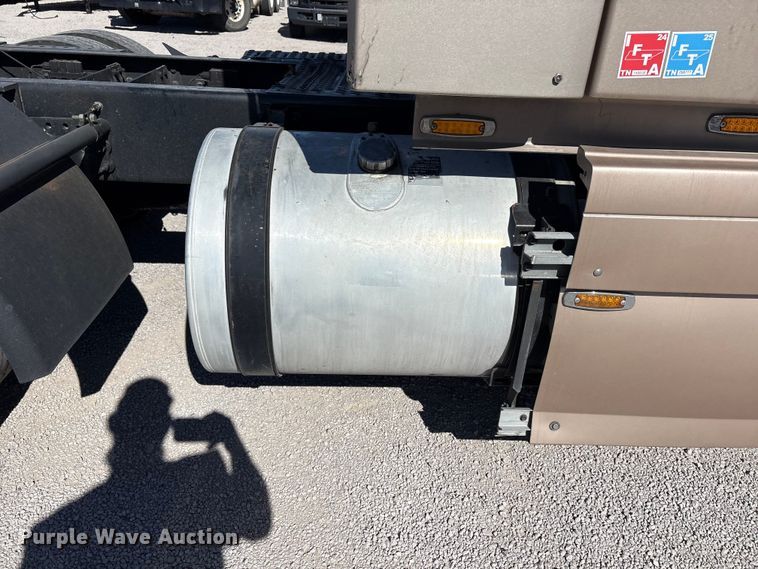 image for item YA1241 2016 Volvo VNL semi truck