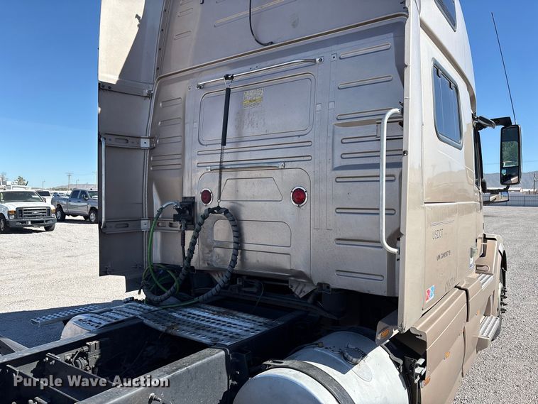 image for item YA1241 2016 Volvo VNL semi truck