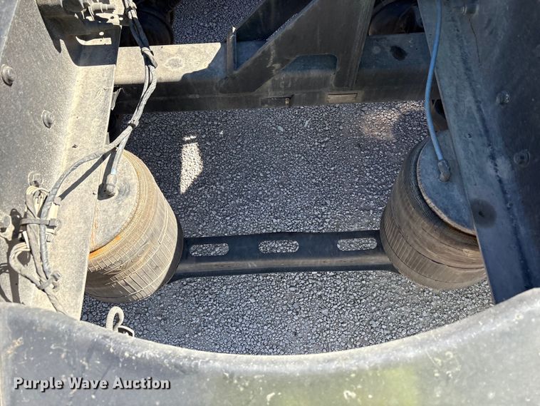 image for item YA1241 2016 Volvo VNL semi truck