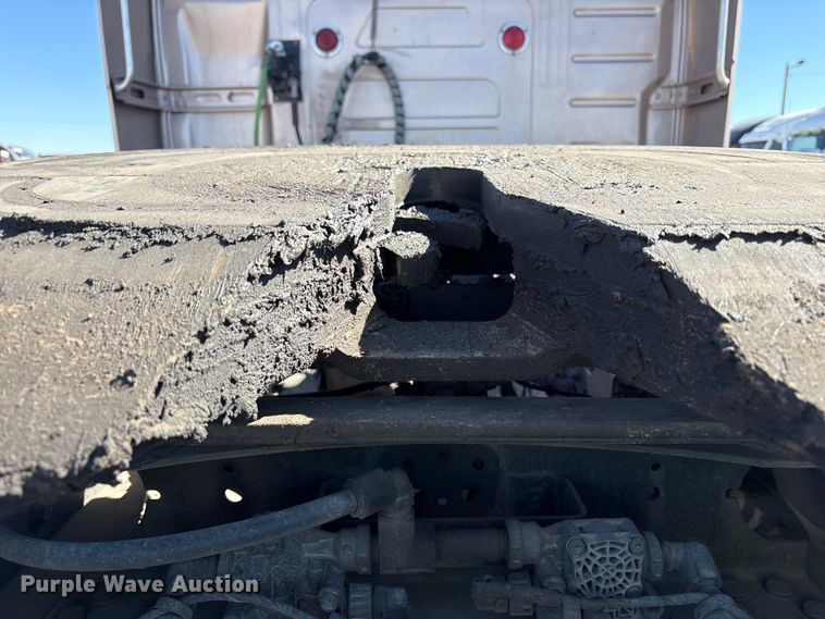 image for item YA1241 2016 Volvo VNL semi truck