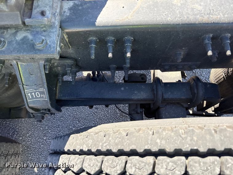 image for item YA1241 2016 Volvo VNL semi truck