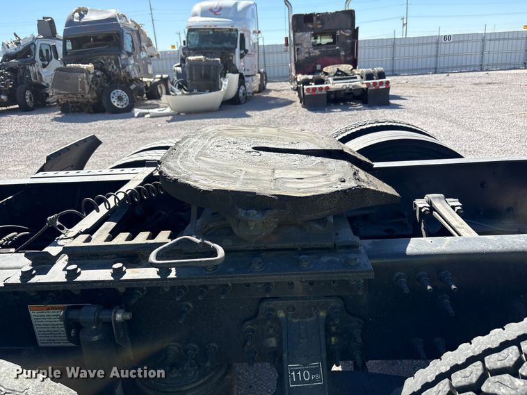 image for item YA1241 2016 Volvo VNL semi truck