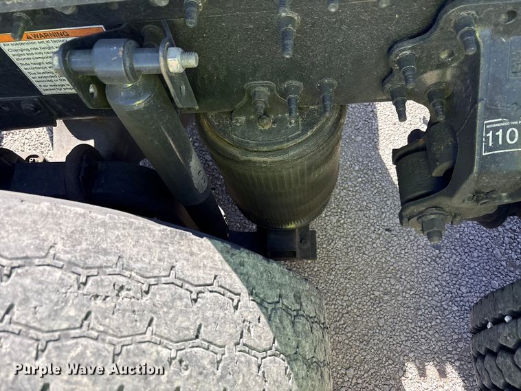 image for item YA1241 2016 Volvo VNL semi truck