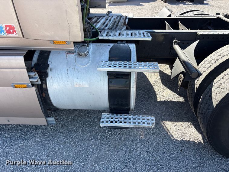 image for item YA1241 2016 Volvo VNL semi truck