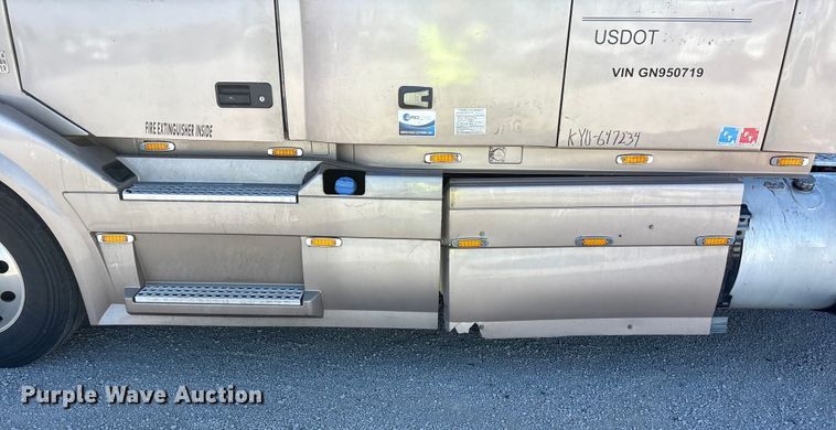 image for item YA1241 2016 Volvo VNL semi truck