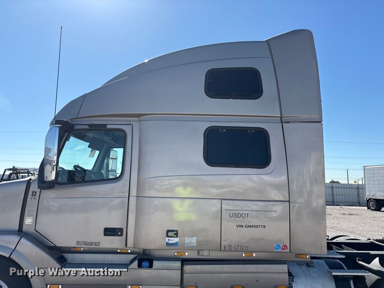 image for item YA1241 2016 Volvo VNL semi truck