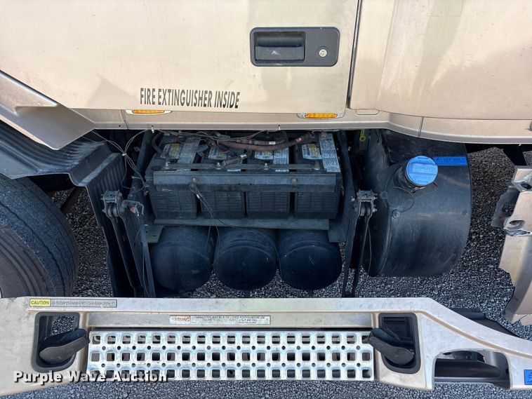 image for item YA1241 2016 Volvo VNL semi truck